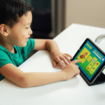 Criança jogando em um faucet de criptomoedas